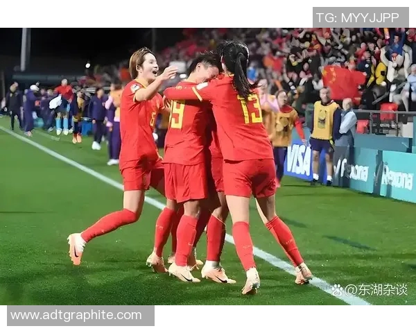 捡钱的美女足球明星如何在绿茵场上实现梦想与财富双丰收